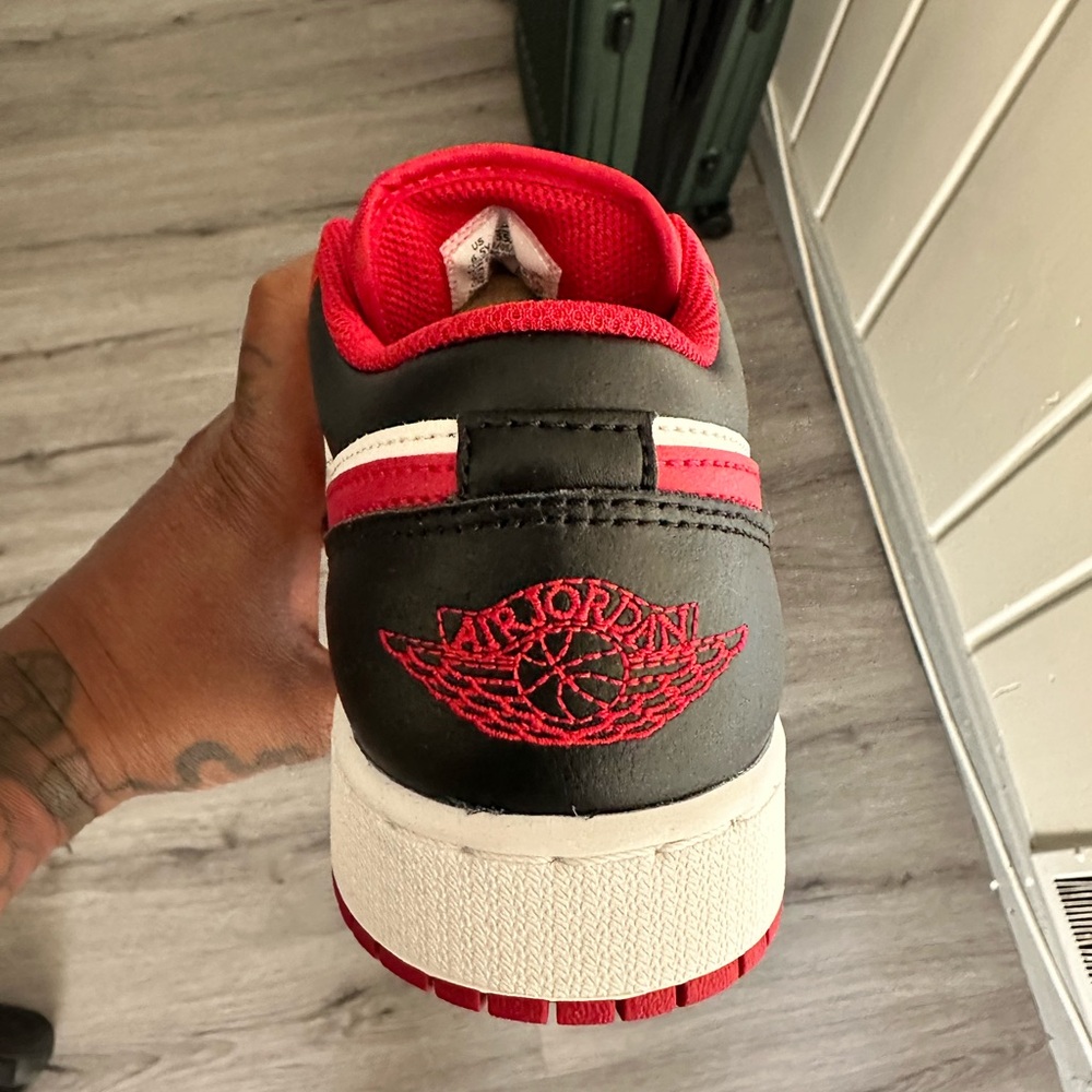 NWT AIR JORDAN 1 LOW GS 6.5 Youth🏀🏀🏀❤️🖤❤️🖤 - Picture 15 of 16